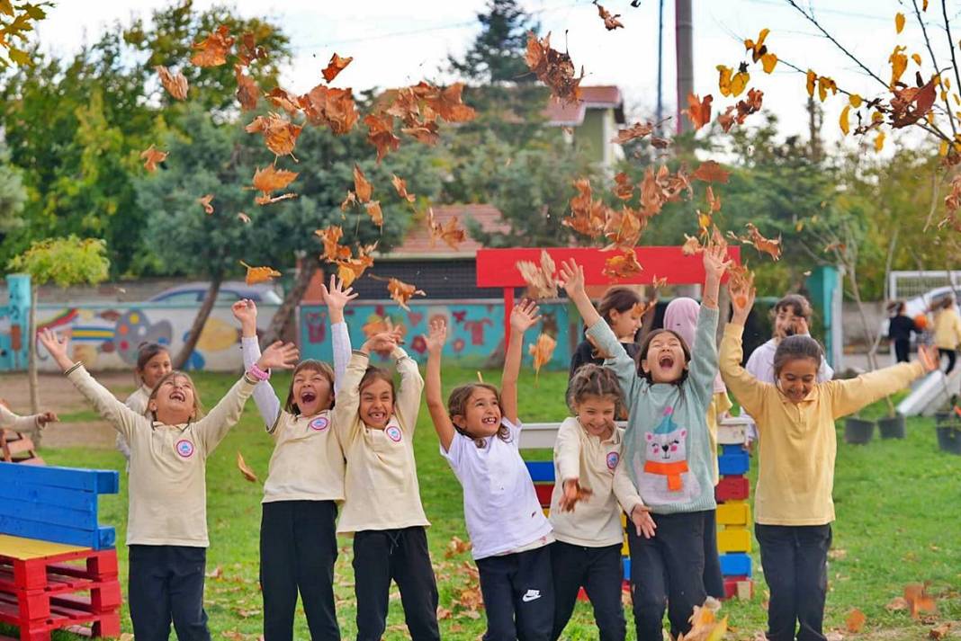 İETT'den çocuklara armağan: Eski otobüs malzemeleriyle oyun parkı yaptılar 13